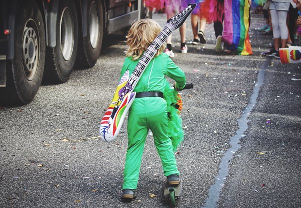 Les manchots royaux ont-ils des comportements de parade nuptiale ?